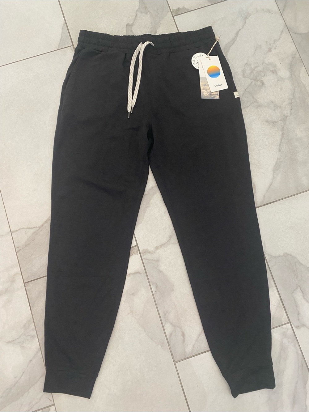 Vuori NWT Heather Black Performance Drawstring Joggers Long Size M Relaxed - Picture 3 of 10